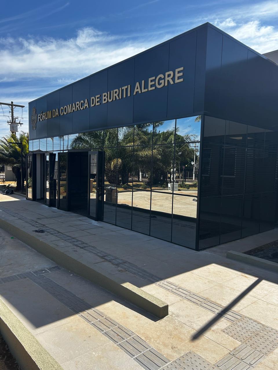 Fórum da Comarca de Buriti Alegre pintado pela Edifica Pinturas